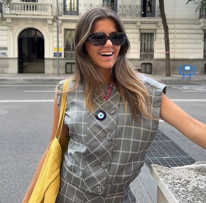 Chica en la calle con collar Bichín con cuentas rosas y dije azul, joya artesanal original de Pozik